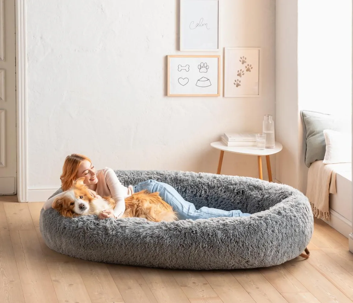 Dehner Lieblinge Orthopädisches Kuschelbett Giant, oval, grau, ca. B175/H35/T100 cm