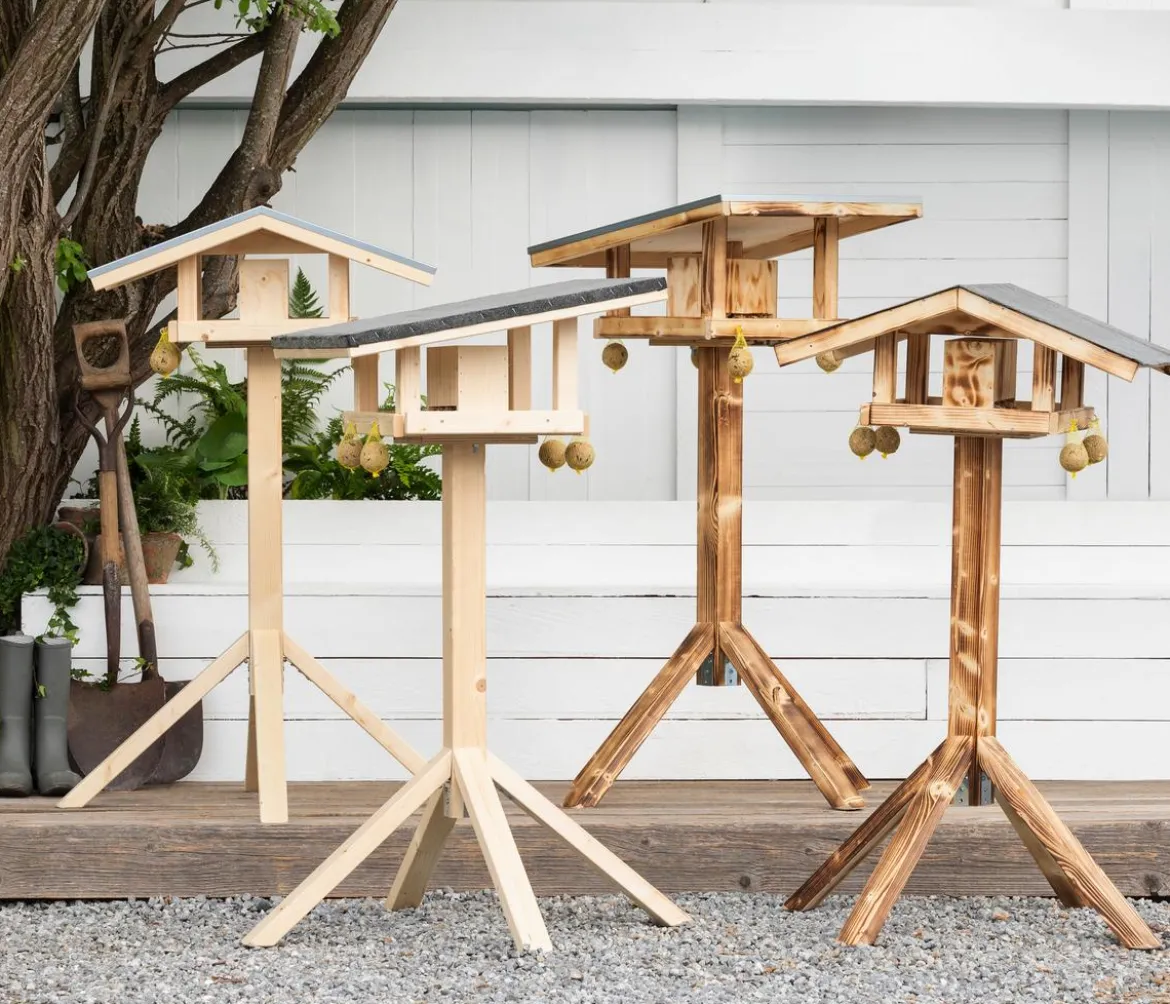 Dehner Natura Premium Futterhaus Rofan, geflammt, inkl. Ständer Alpstein, ca. B84,3/H129,7/T84,3 cm