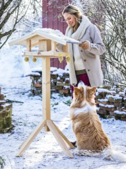 Dehner Natura Premium Futterhaus Karwendel, natur, inkl. Ständer Alpstein, ca. B84,3/H127,2/T84,3 cm
