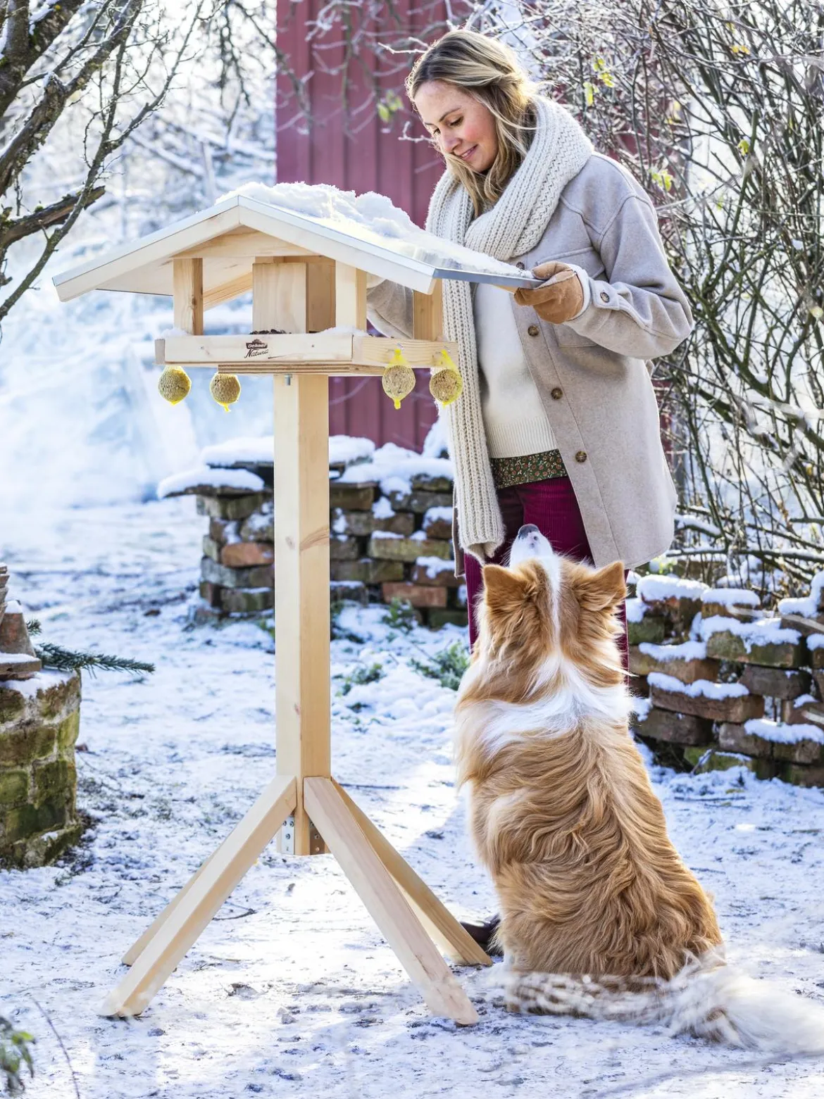 Dehner Natura Premium Futterhaus Karwendel, natur, inkl. Ständer Alpstein, ca. B84,3/H127,2/T84,3 cm