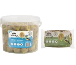 Dehner Natura Premium Wildvogelfutter Meisenknödel im Eimer, mit Netz, 100 Stk. + Gratis Insekten-Meisenknödel, mit Netz, 6 Stk.