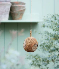 Dehner Natura Premium Wildvogel Kokosnuss mit Fettfuttermischung