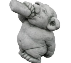 Denscho Stein-Troll trinkt Rum